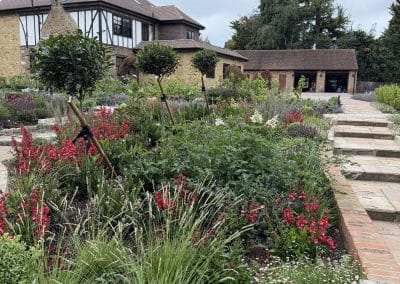 The red and purple theme continues in this border tying it in with the other borders.